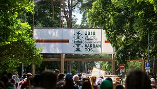 Dainų &scaron;ventės dalyvių eitynės i&scaron; Katedros aik&scaron;tės į Vingio parką.