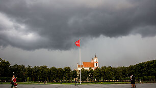 Vilnių vėl užpuolė lietaus debesys