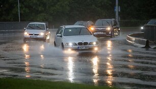 Vasari&scaron;ka liūtis užtvinkdė Vilniaus gatves