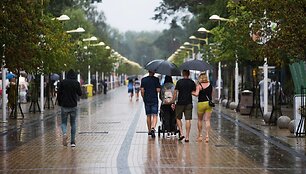 Penktadienio orai i&scaron; paplūdimio i&scaron;vaikė poilsiautojus