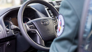 Pasieniečiams perduoti &bdquo;Toyota Land Cruiser&ldquo; visureigiai