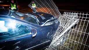 Geležinio Vilko gatvėje susidūrė taksi automobilis su &bdquo;Mercedes-Benz&ldquo; automobiliu