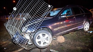Geležinio Vilko gatvėje susidūrė taksi automobilis su &bdquo;Mercedes-Benz&ldquo; automobiliu