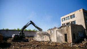 Griaunami buvę Vilniaus pataisos namai