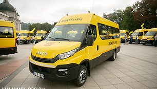 Katedros aikštėje dalyvavo mokyklinių autobusiukų perdavimo savivaldybėms ceremonijoje