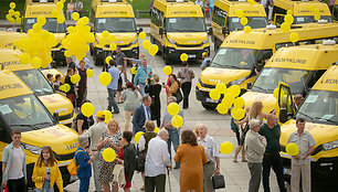 Katedros aikštėje dalyvavo mokyklinių autobusiukų perdavimo savivaldybėms ceremonijoje