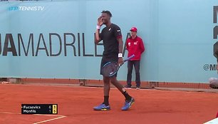 gael-monfils-unbelievable-spinning-jump-shot-madrid-2019