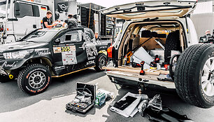 Serviso visureigis Dubai Baja metu  General Financing team Pitlane