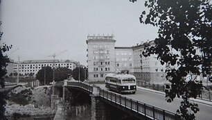 1-ojo mar&scaron;ruto troleibusas važiuoja Žvėryno tiltu 1958 m. Nuotr. L. Morozovo, LCVA