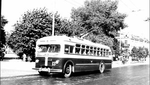 Vienas pirmųjų troleibusų Komjaunimo (dab. Pylimo) ir Partizanų (dab. Naugarduko) gatvių sankryžoje. 1955 m.