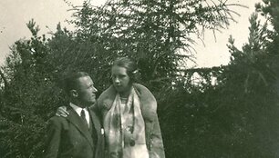 Buvęs Prezidento asmens adjutantas A.Valu&scaron;is su žmona, Prezidento A.Smetonos dukra, Marija Valu&scaron;iene. Apie 1930 m.