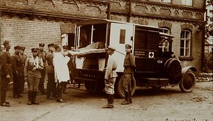 1-ojo pėstininkų pulko ligonių gabenimas į Karo ligoninę automobiliu 1929 m.