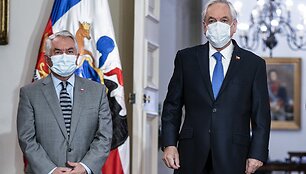 Čilės prezidentas Sebastianas Pinera (de&scaron;inėje) ir sveikatos apsaugos ministras Jaime Manalicho (kairėje).