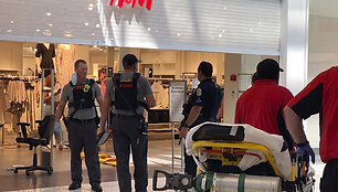 Penktadienio popietę kilo &scaron;audynės Alabamoje esančiame prekybos centre &bdquo;Riverchase Galleria&ldquo;.
