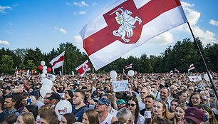 Tūkstančiai žmonių susirinko į demonstraciją Minske palaikyti opozicijos kandidatę (atnaujintas)