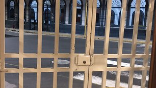 I&scaron;tu&scaron;tėjusios Peru miestelio gatvės