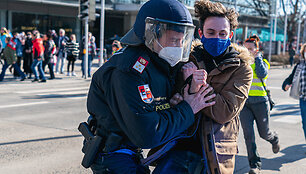 Vienoje prie&scaron; karantiną protestavo tūkstančiai žmonių