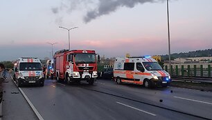 Vilniuje automobilis rėžėsi į atitvarus
