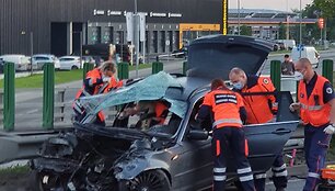 Vilniuje automobilis rėžėsi į atitvarus