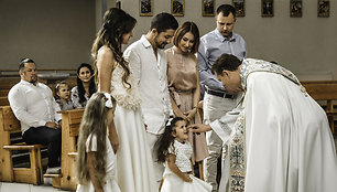 Natalijos ir Vytauto Mackonių dukros Nikoletės krikštynų akimirka