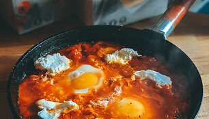 Nekasdieniai patiekalai. &Scaron;ak&scaron;uka su nduja de&scaron;ra ir burrata sūriu