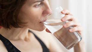 Atsako gydytoja: kaip sužinoti, kiek vandens jums reikia išgerti ir koks požymis išduoda, kad prasidėjo dehidratacija