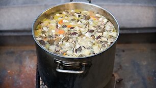 Partisans' soup in the Presidential Palace yard