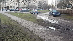 fotopolicija-situacija-sostines-kalvariju-gatves-kieme-kai-automobiliai-vazineja-pesciuju-takais-ir-veja