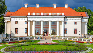 Gėlių festivalį Pakruojo dvare puo&scaron;ia de&scaron;imtmetrės palmės