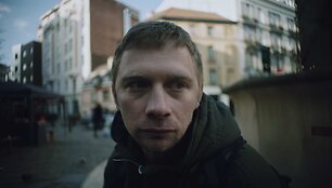 V.Novopolskis filme vaidina į emigracijos pinkles pakliuvusį Olegą.