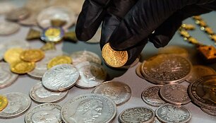 Auk&scaron;tvilkių lobis. Jį sudaro - voki&scaron;kos sidabrinės ir auksinės monetos, ordinas, du auksiniai vestuviniai žiedai, laikrodis