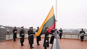 Lietuvos vėliavos dieną Gedimino pilies bok&scaron;te i&scaron;kilmingai i&scaron;kelta trispalvė