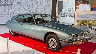 Priekiniai „Citroën SM“ žibintai sukiojosi kartu su vairu, taip suteikdami geresnį matomumą posūkiuose