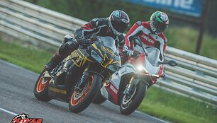 Motociklininkų varžybų akimirka