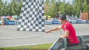 Motociklininkų varžybų akimirka