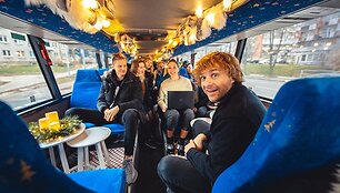 Benediktas Vanagas i&scaron;bandė Kalėdinį autobusą