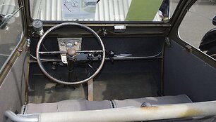 Citro&euml;n 2CV salonas &ndash; tik ampermetras ir spidometras, kuris neveikia, kai įjungiami valytuvai