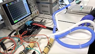 &bdquo;Tesla&ldquo; parodė sukurto plaučių ventiliatoriaus prototipą