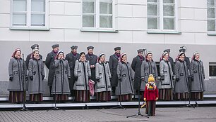 Vėliavų pakėlimo ceremonijos akimirka