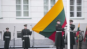 Vėliavų pakėlimo ceremonijos akimirka