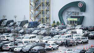 Sausakim&scaron;os automobilių stovėjimo aik&scaron;telės prie prekybos centrų Vilniuje