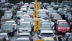 Sausakim&scaron;os automobilių stovėjimo aik&scaron;telės prie prekybos centrų Vilniuje