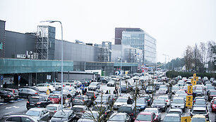 Sausakim&scaron;os automobilių stovėjimo aik&scaron;telės prie prekybos centrų Vilniuje
