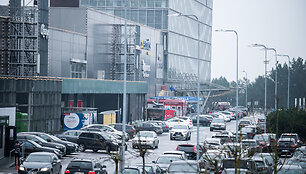 Sausakim&scaron;os automobilių stovėjimo aik&scaron;telės prie prekybos centrų Vilniuje