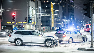 Plikledžio spąstai klupdo vairuotojus: pasipylė avarijos