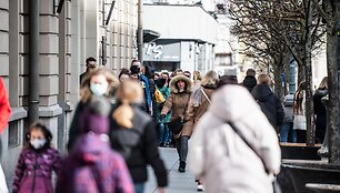 Eilės prie  prekybos centrų