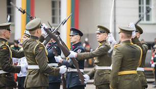 Valstybės vėliavų pakėlimo ceremonija Daukanto aikštėje