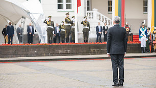 Valstybės vėliavų pakėlimo ceremonija Daukanto aikštėje