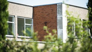 Alytaus r., Verebiejų kaime, apleistoje mokykloje apgyvendinti migrantai