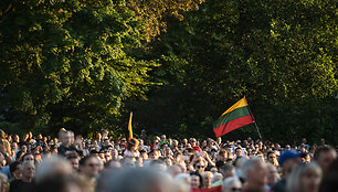 „Vardan tos Lietuvos vienybė težydi“ tautiškos giesmės giedojimas